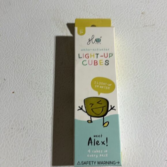 Glo Pals Character Alex Yellow + 4 Go Pals water activated light up cubes - Picture 3 of 7